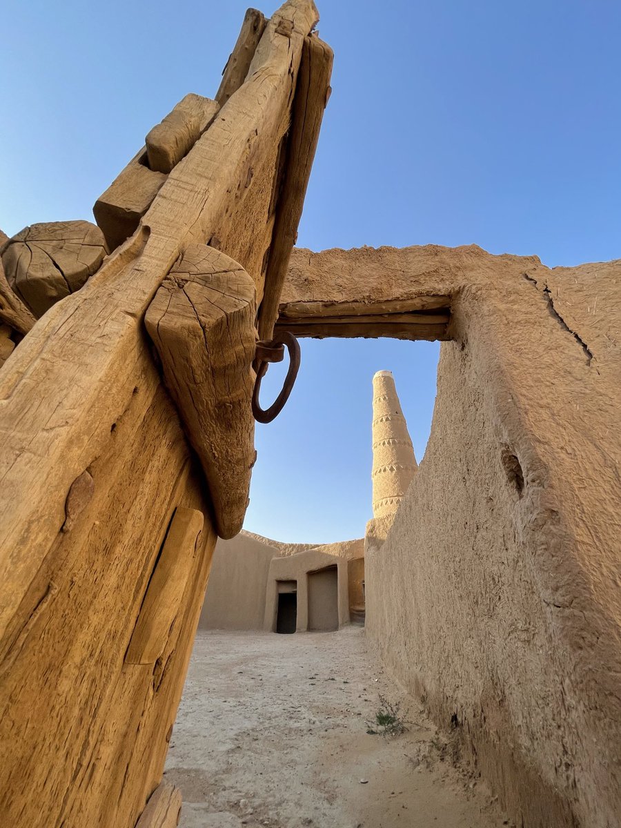 3v_qk's tweet photo. من فنون العمارة النجدية ..(مسجد مشرفة في روضة سدير ) ببساطته وجماليات التكوين فيه …وتلك المنارة الاسطوانية التي يتم الصعود لها عبر الدرج الحلزوني الذي يضيق كل ما ارتفعنا للاعلى حتى لا تتعدى مساحته النصف متر في الاعلى ..

#الزخارف_النجدية 
#العمارة#النجدية https://t.co/ZxuaFyZhXa