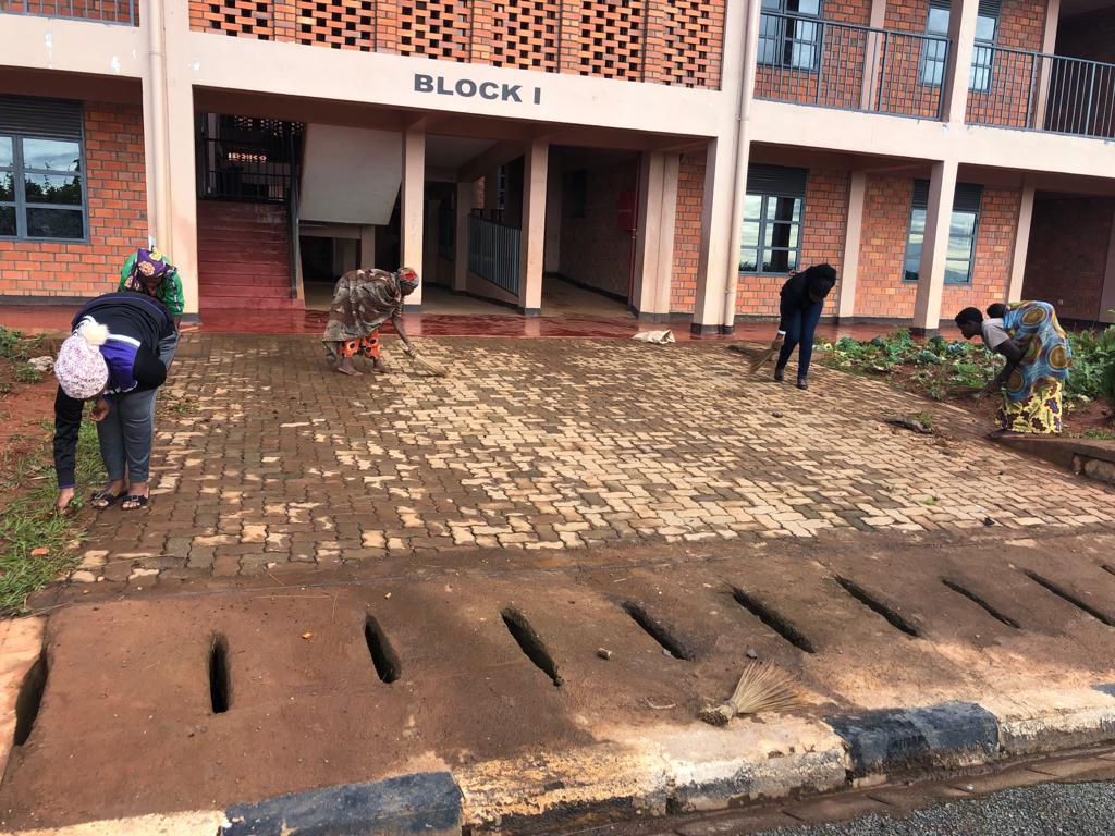 NyaruguruDistr's tweet photo. Muri iki gitondo, Umuyobozi w'Akarere wungirije ushinzwe imibereho myiza y'abaturage Madamu Byukusenge Assumpta ari kumwe n'inzego z'Umutekano bifatanije n'abaturage b'umurenge wa Munini mu #GITONDO CY'ISUKU hakorwa isuku mu ngo. #IsukuNiIsokoyUbuzima https://t.co/2sp8tt6SIe