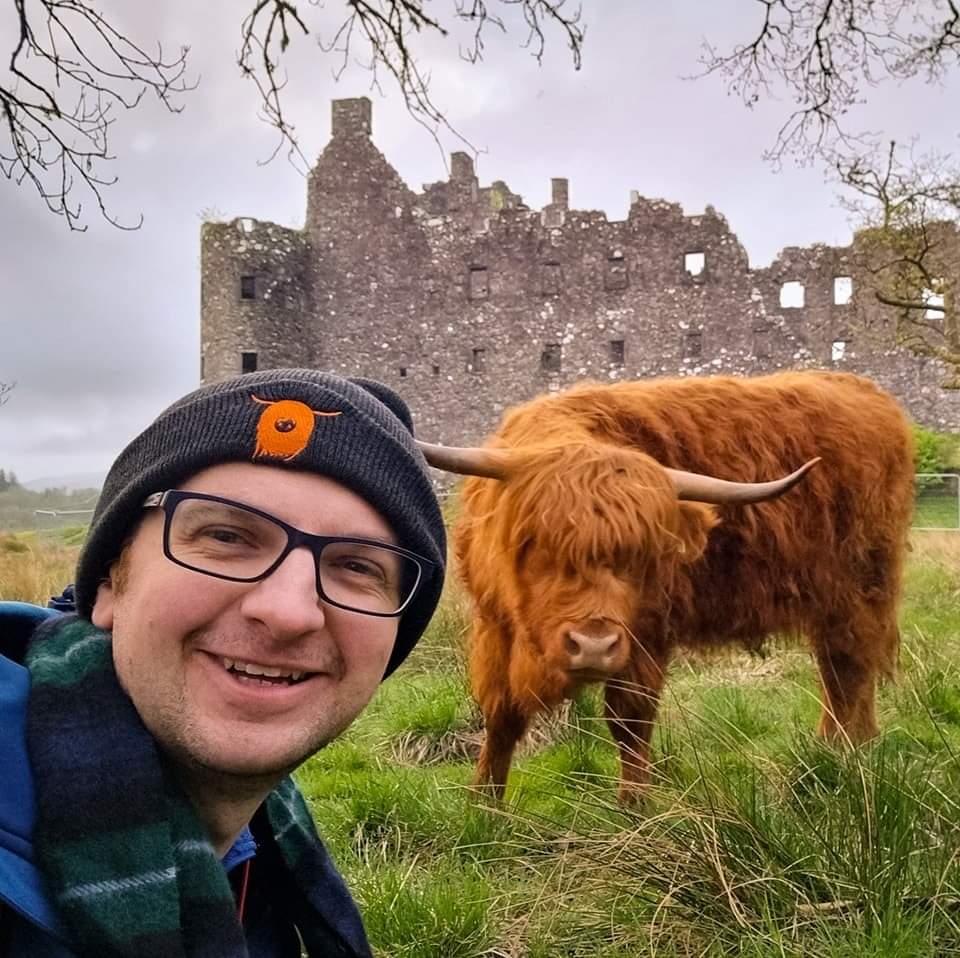 Happy #Coosday from a Coo, a Castle and a Choob 😁🏴󠁧󠁢󠁳󠁣󠁴󠁿

#scotland #visitscotland #scotlandiscalling #highlandcoo #highlandcow #kilchurncastle