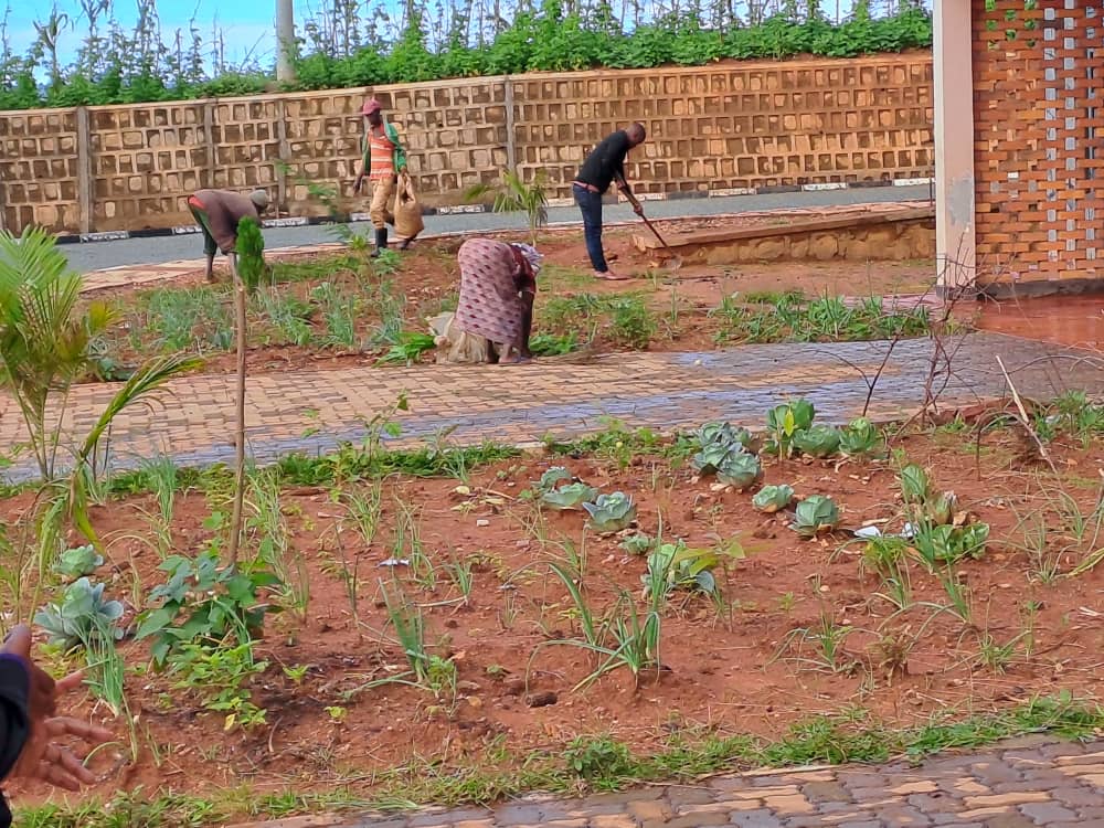 NyaruguruDistr's tweet photo. Muri iki gitondo, Umuyobozi w'Akarere wungirije ushinzwe imibereho myiza y'abaturage Madamu Byukusenge Assumpta ari kumwe n'inzego z'Umutekano bifatanije n'abaturage b'umurenge wa Munini mu #GITONDO CY'ISUKU hakorwa isuku mu ngo. #IsukuNiIsokoyUbuzima https://t.co/2sp8tt6SIe