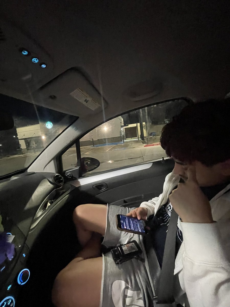 roselynmtz's tweet photo. @xviioscarr the same mf in the whataburger drive thru rn https://t.co/Wtn4ANxfPS