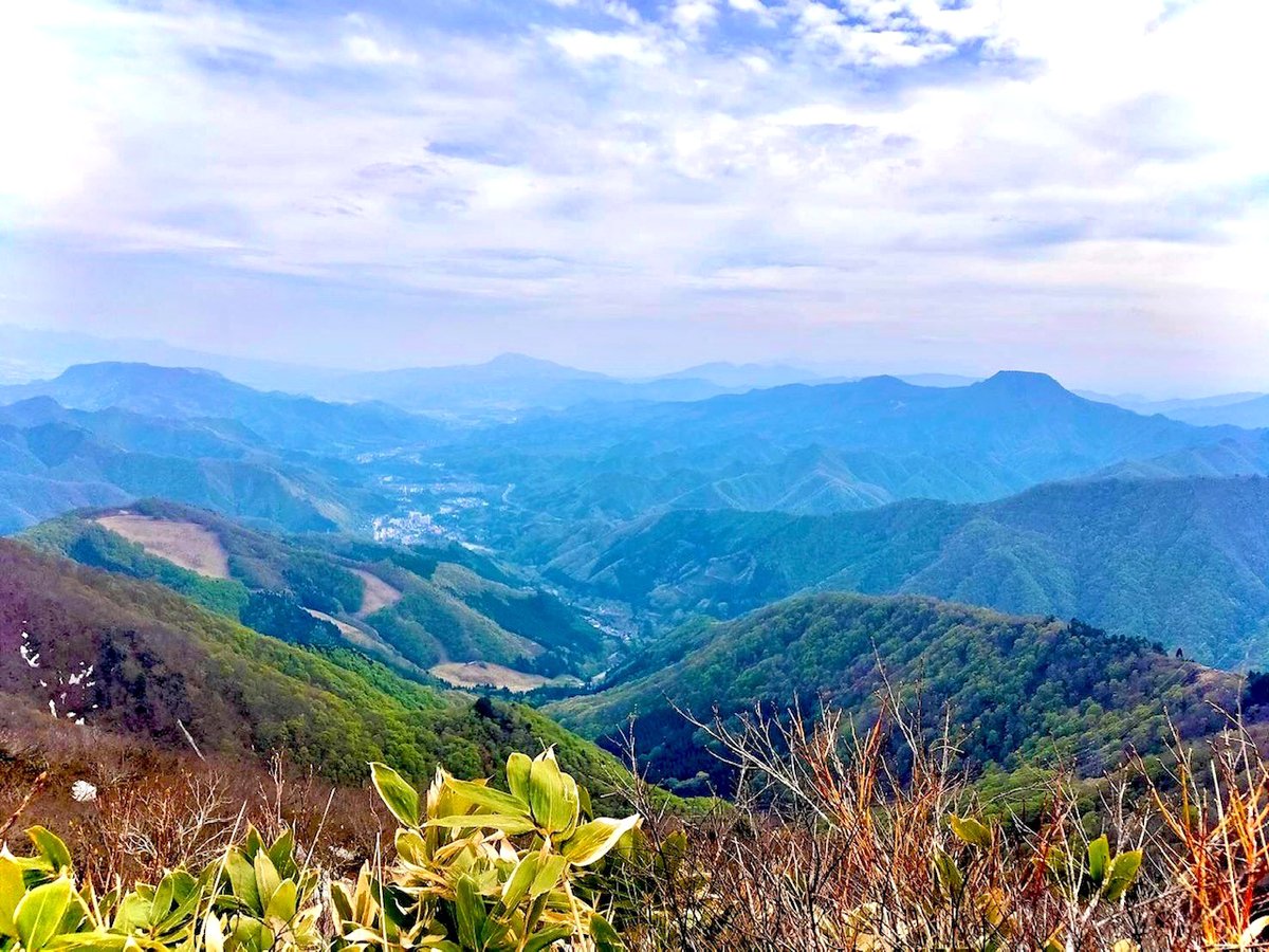 先週末、個人的に谷川岳に行ってきました✨
観光リフト運休中のため天神平まで。
※5/1より再開されています!

雪が積もっていたのに風はなく
ほんのり暖かかったです⛄🌄

憧れのロープウェイに乗れました🚡
やった!やったよー!☺️✧♡
谷川岳のエピソードはヤマノススメ第4巻収録です📗
(宣伝Y) 