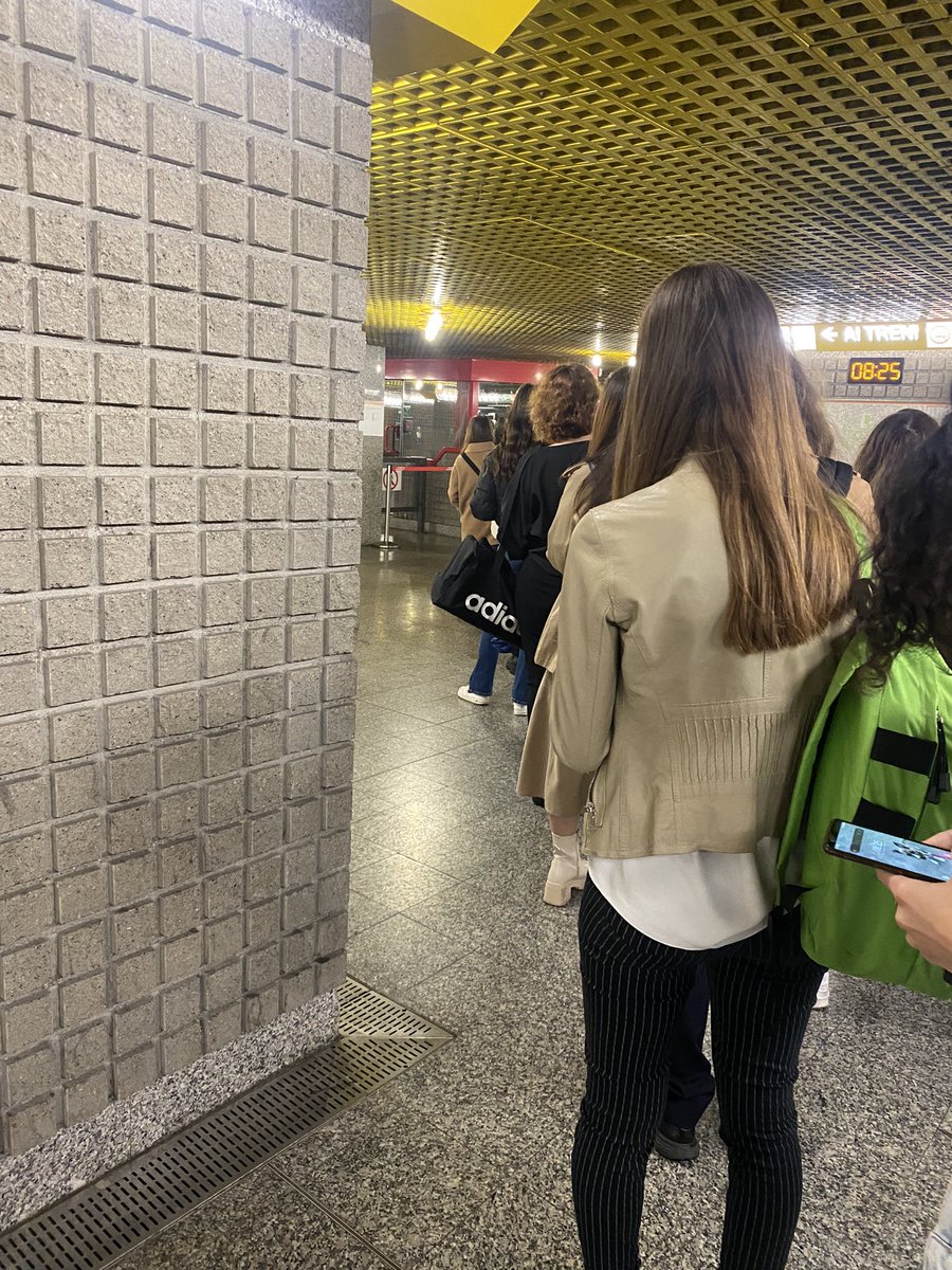 katkutsenko's tweet photo. Gentile @atm_informa - mai possibile che a Comasina, forse lo snodo principale del trasporto pubblico di nord Milano, si debbano fare 35 min di coda per attivare gli abbonamenti? Perché naturalmente di colonnine per le attivazioni ne abbiamo una soltanto. https://t.co/nAd7NzjDdM