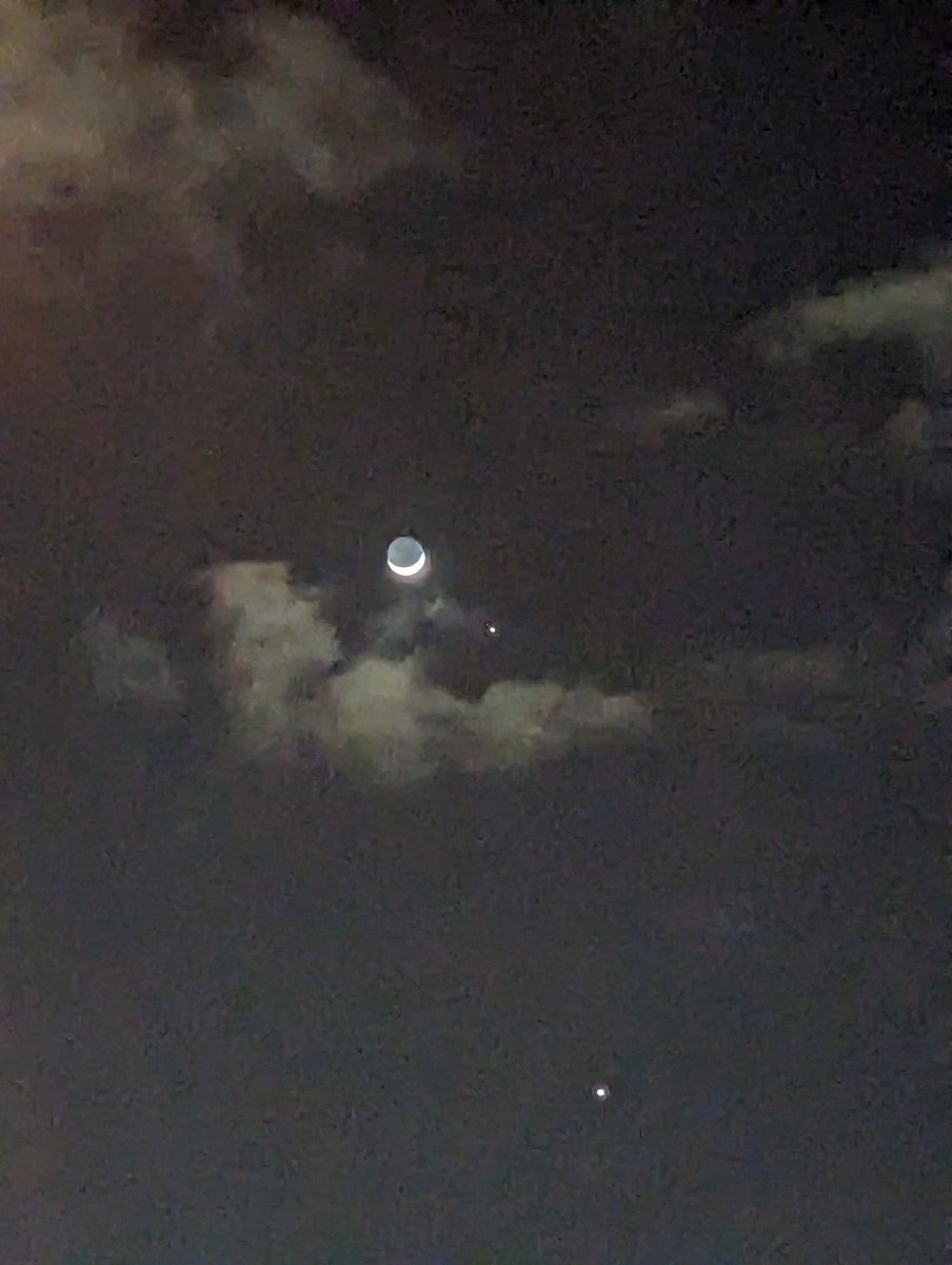 ishtoe's tweet image. I'm always looking up