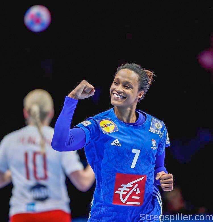 carolinangelini's tweet photo. Joyeux anniversaire à mon numéro 7 préféré, qui souffle 34 bougies aujourd’hui !
@PineauAllison #mawarrior ❤️🇫🇷 #handball https://t.co/GYEljUhXZU