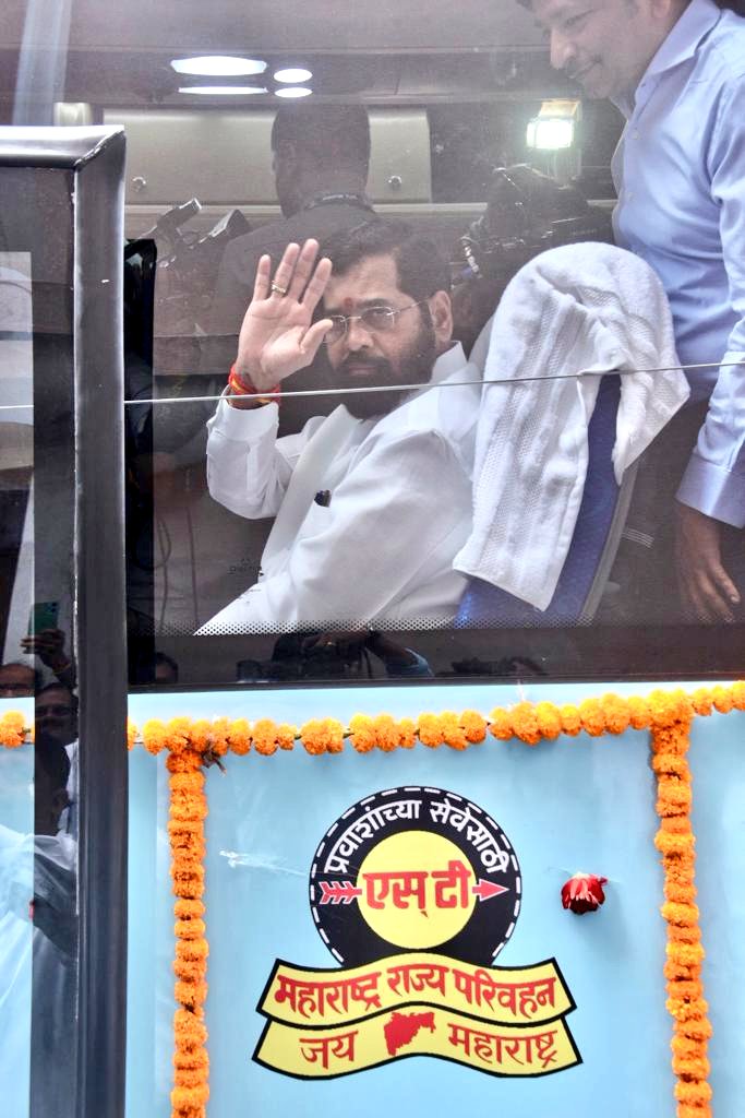avaliyapravasi's tweet image. एसटीच्या पहिल्या इलेक्ट्रिक शिवनेरी बसने, मुख्यमंत्री महोदय यांनी सह्याद्री अतिथीगृह ते वर्षा बंगला असा प्रवास केला 🌸

@msrtcofficial 
@CMOMaharashtra 
@mieknathshinde