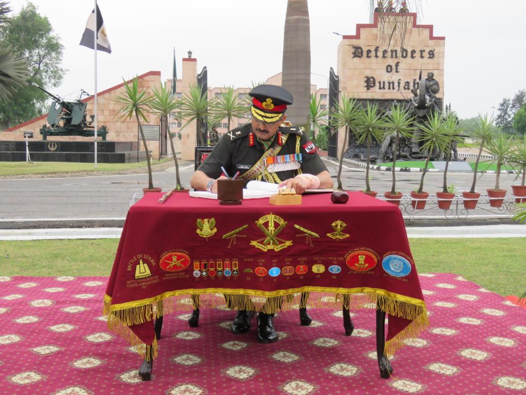 #DefendersofPunjab #CorpsCommander #VajraCorps laid wreath at Vajra Shaurya Sthal to remember the fallen heroes on 85th Armoured Corps Day. He conveyed best wishes to all ranks, #Veterans and families of the Corps and lauded their selfless devotion to duty.

#IndianArmy
#adgpi