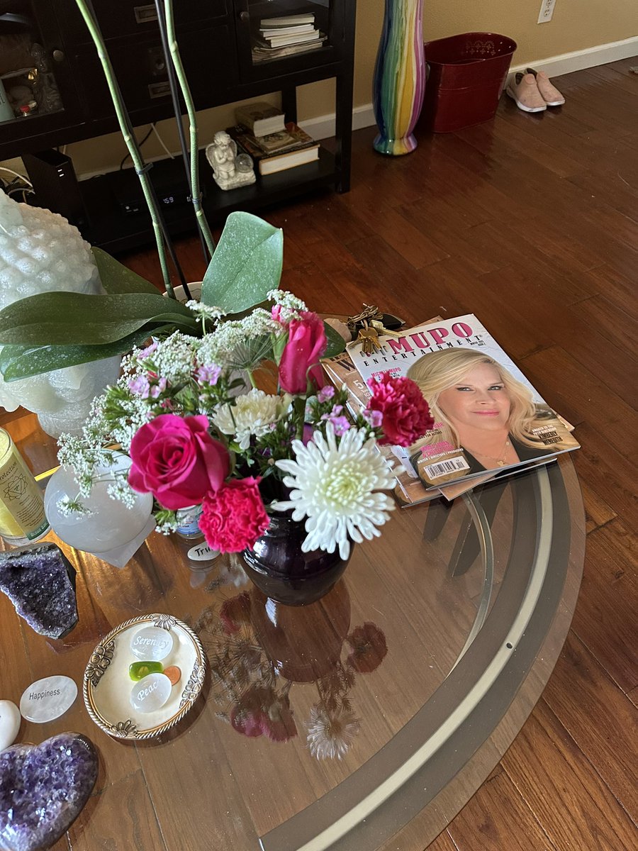 @MICHELEMUPO Mupo Magazine And Flowers 🌺 What A beautiful way to start the Week. #grateful check out #magazine #coverfeature  mupoentertainment.com/product/mupo-e…
