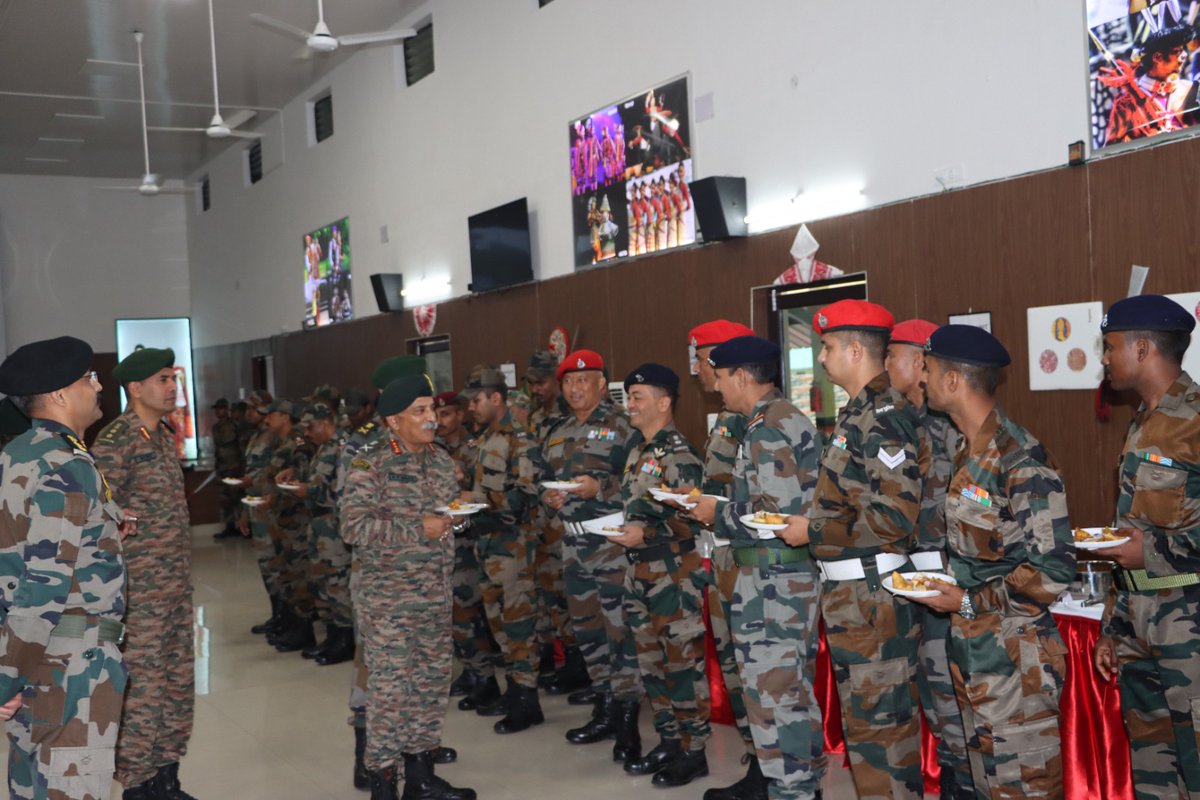 #IndianArmy 
Lt Gen RP Kalita #ArmyCdrEC visited #TrishaktiCorps & reviewed Training & Operational preparedness. Interacting with troops, the #ArmyCdrEC complimented all ranks for high state of Operational readiness to meet current & future challenges.
#adgpi
#SpokespersonMoD