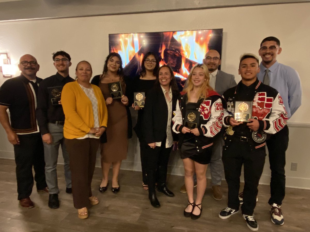 RobynReclusado's tweet photo. Congratulations to Sierra Vista’s Montview League’s Outstanding seniors! I love this time of the year to honor and celebrate our senior student athletes! Goooo Dons! @CeniDoubleWing @SVDONSWRESTLING @SierraVista_ASB @BPUSD @SunabeIrene https://t.co/nQG0GU4CHd