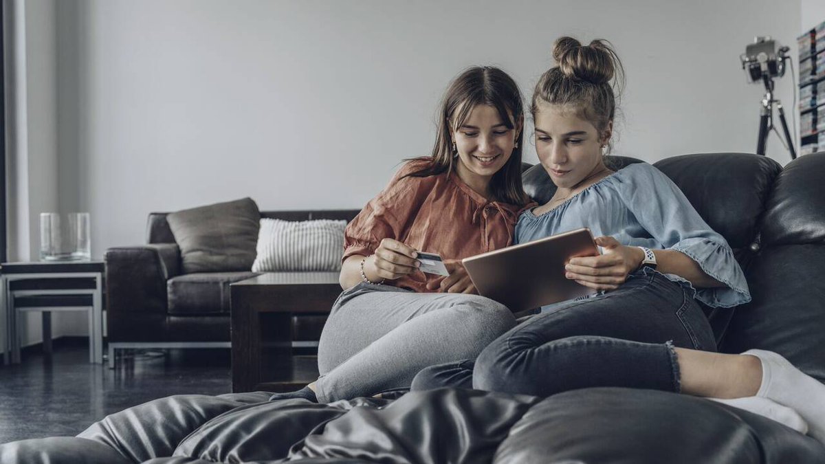 Tiesitkö, että jo 15-vuotias voi avata tilin ja siihen liittyviä palveluita itse ilman vanhempien suostumusta?
Mitä tämä edellyttää, sen saat kuulla huoltajille suunnatussa webinaarissamme 11.5. klo 16-17.

Ilmoittaudu mukaan. ⤵️
personal-video.nordea.fi/nuoren-rahatai…