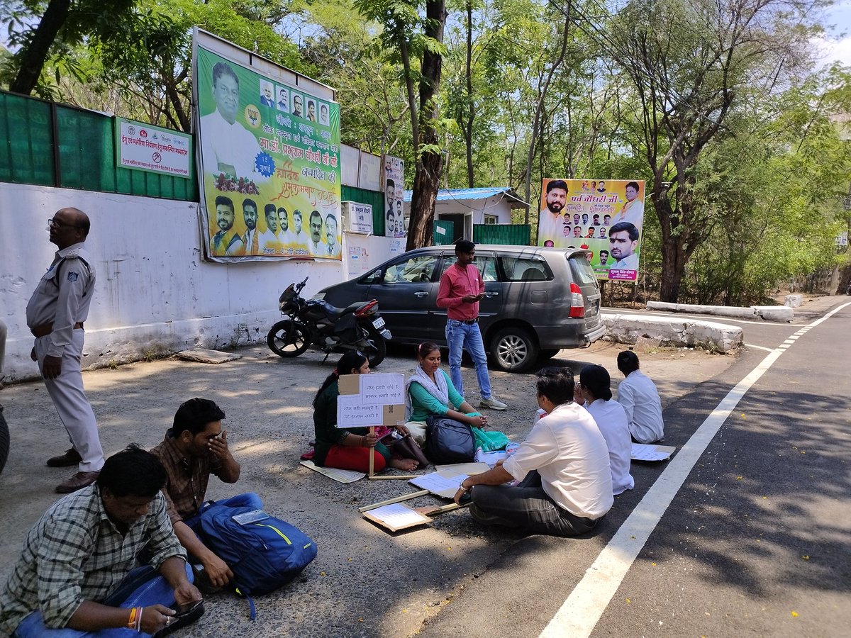 JitJain5's tweet photo. #हे_प्रभु_राम_चौधरी_कब_सुनोगे
@DrPRChoudhary
आपके परिवार के लोगो के दर्द को समझे
हमारी मांगें 
1. 5 जून की #संविदा_नीति_2018 लागू करना 2.निष्काशित आउटसौर्स की @NHM_MP में वापिसी
3.कर्मचारियों पर दर्ज़ मुकदमे वापस हों।

@ChouhanShivraj
@OfficeOfKNath
@ZeeMPCG
@News18MP
@IND24AMPL https://t.co/XmgCEEFX7r
