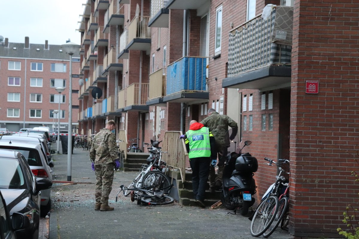 martindamen58's tweet photo. Weer een #explosie in de stad #Amsterdam veel schade aan #portiek en toegangsdeur en brievenbussen (gevel) en geparkeerde auto's op het #Bullepad in #Osdorp Nieuw West nadat bewoners om 4.23 werden opgeschrikt door een harde knal. #politie en #EODD kwamen ter pl sporenonderzoek. https://t.co/rrx7U3Sl4Y
