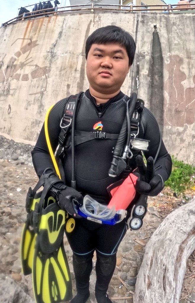 STU_Raining's tweet photo. 氣瓶好重
下海前還忘記開
差點GG https://t.co/nmvEGYo6Zg