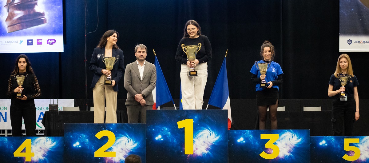 #Agen2023
🏆 Podium du championnat de France d'échecs U20F
🥇 Elise TOMASI (C'Chartres Echecs)
🥈 Elena DESTIC (Echiquier Agenais)
🥉 Soha GUITOUNI (Echiquier Tressois)
4 Sarah DJIDJELI (Lyon Olympique Echecs)
5 Pauline COURJAL (Rennes Paul Bert)