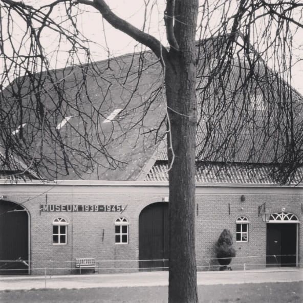 Het voormalig oorlogsmuseum in #Uithuizen is op 12 en 13 mei 'ons' decor! Deze monumentale boerderij past perfect bij het thema van het concert Oorlog op 't Hoogelaand.

Wist u al dat de voorstelling deels in het Gronings is?

Kaarten bestellen kan via info@brassbandimmanuel.nl