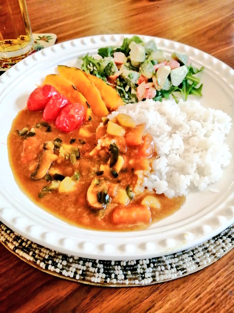 月曜日の晩ごはんは日本のカレー🍛🇯🇵 刻みハラペーニョをトッピング🔥 かぼちゃ＆トマトのロースト きゅうり＆カニカマサラダ ビール 大盛りサイズをペロリと完食しちゃった😖💦