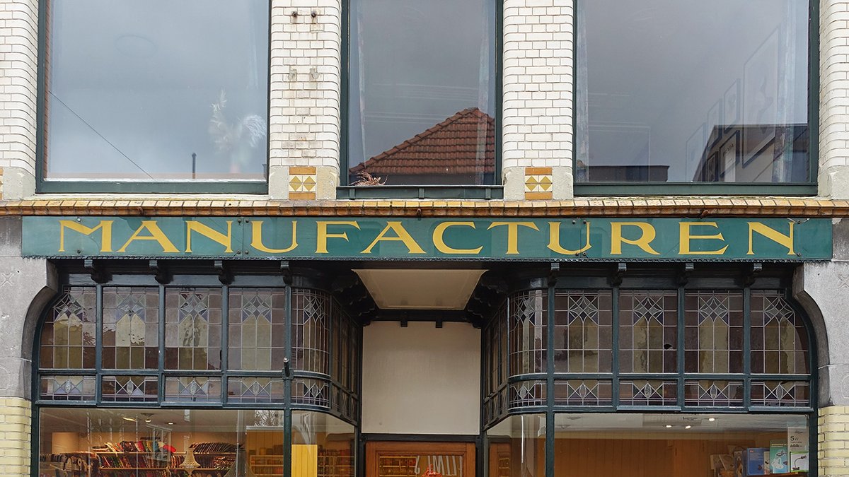 De letters ‘U’ en ‘R’ vallen extra op door hun bijzondere vorm in de belettering van deze winkel | The letters 'U' and 'R' stand out particularly because of their unusual shape in the lettering of this early last century shop.
#typography #typographic #typedesign #winterwwijk