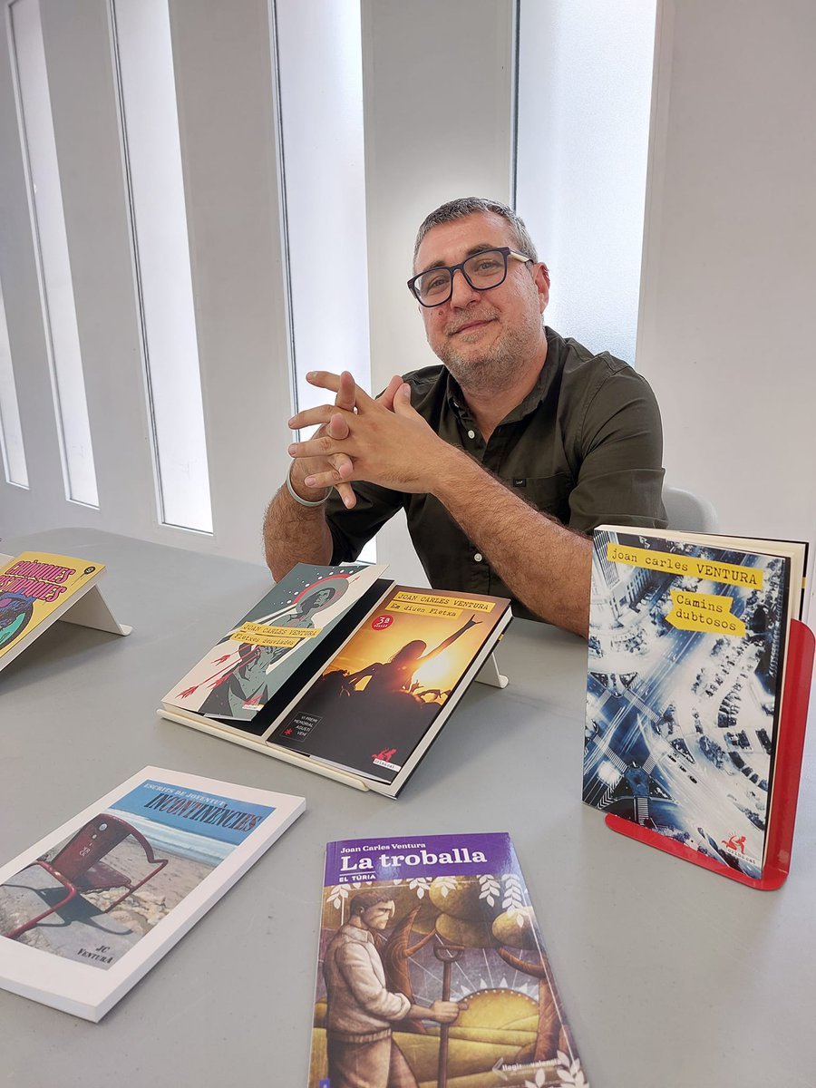 ajuntaeslida's tweet photo. Gràcies a Joan Carles Ventura per l'agradable vesprada que vam compartir.

Recordem als veïns i veïnes que tindrem tots els títols dels seus llibres a la biblioteca perquè puguen gaudir gratuïtament de la seua lectura.

Activitat organitzada per @GVALlegim https://t.co/VF7Esnsx3N