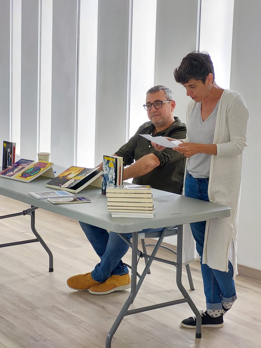 ajuntaeslida's tweet photo. Gràcies a Joan Carles Ventura per l'agradable vesprada que vam compartir.

Recordem als veïns i veïnes que tindrem tots els títols dels seus llibres a la biblioteca perquè puguen gaudir gratuïtament de la seua lectura.

Activitat organitzada per @GVALlegim https://t.co/VF7Esnsx3N
