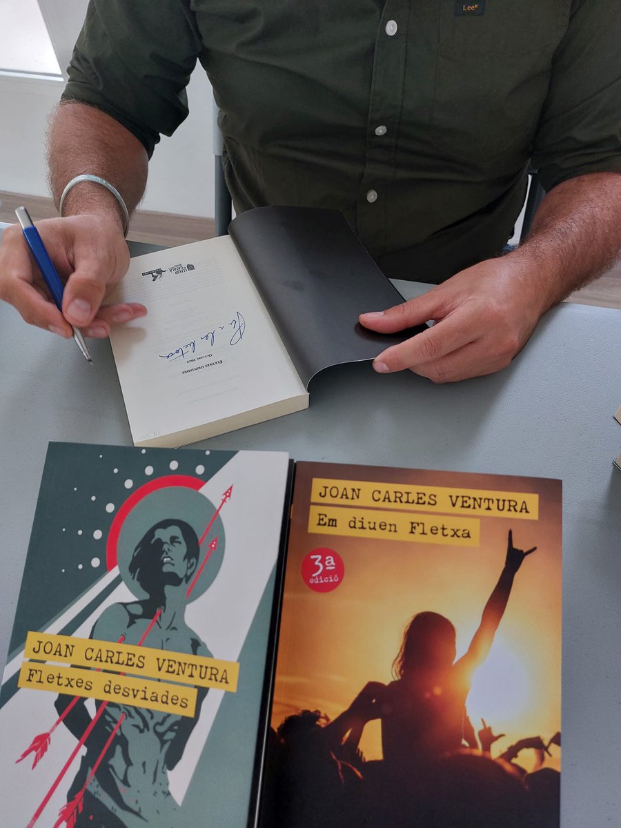 ajuntaeslida's tweet photo. Gràcies a Joan Carles Ventura per l'agradable vesprada que vam compartir.

Recordem als veïns i veïnes que tindrem tots els títols dels seus llibres a la biblioteca perquè puguen gaudir gratuïtament de la seua lectura.

Activitat organitzada per @GVALlegim https://t.co/VF7Esnsx3N