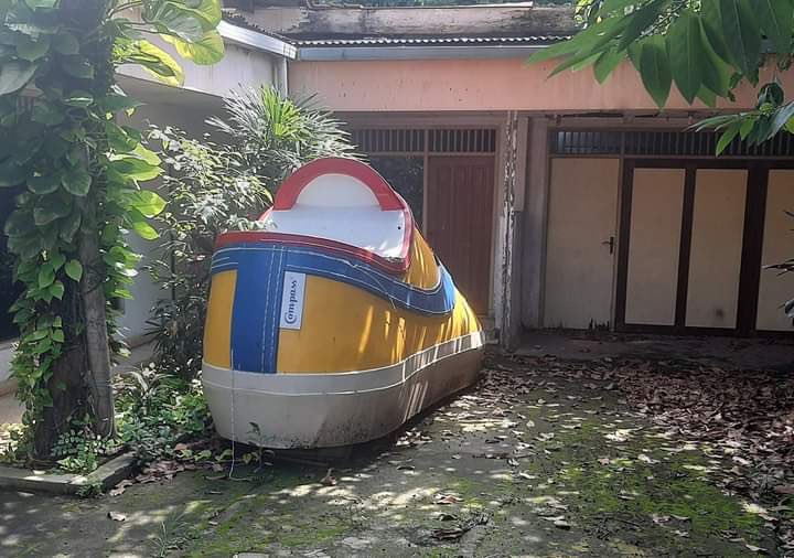 Setelah ber abad2 para sejarawan mencari REKAM JEJAK bagunan Tugu spatu semasa pemerintahan Jahiliah,  akhirnya berhasil menemukannya.

Disebuah rumah tua, disudut kota yg nun jauh dari hiruk pikut pengguna alat Transportasi utama yaitu, KAKI 🤣🤣🤣🤣