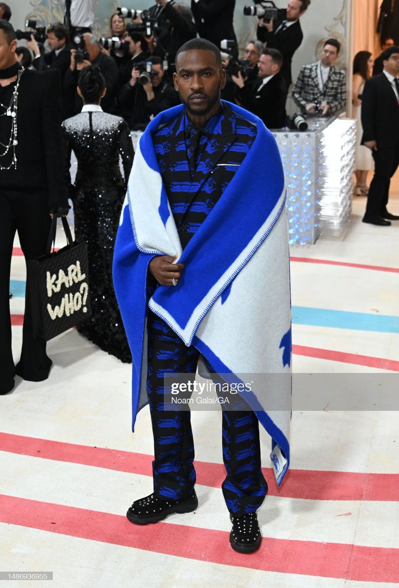 yabaleftonline's tweet photo. Who wore Burberry better? https://t.co/ska6xolOwD