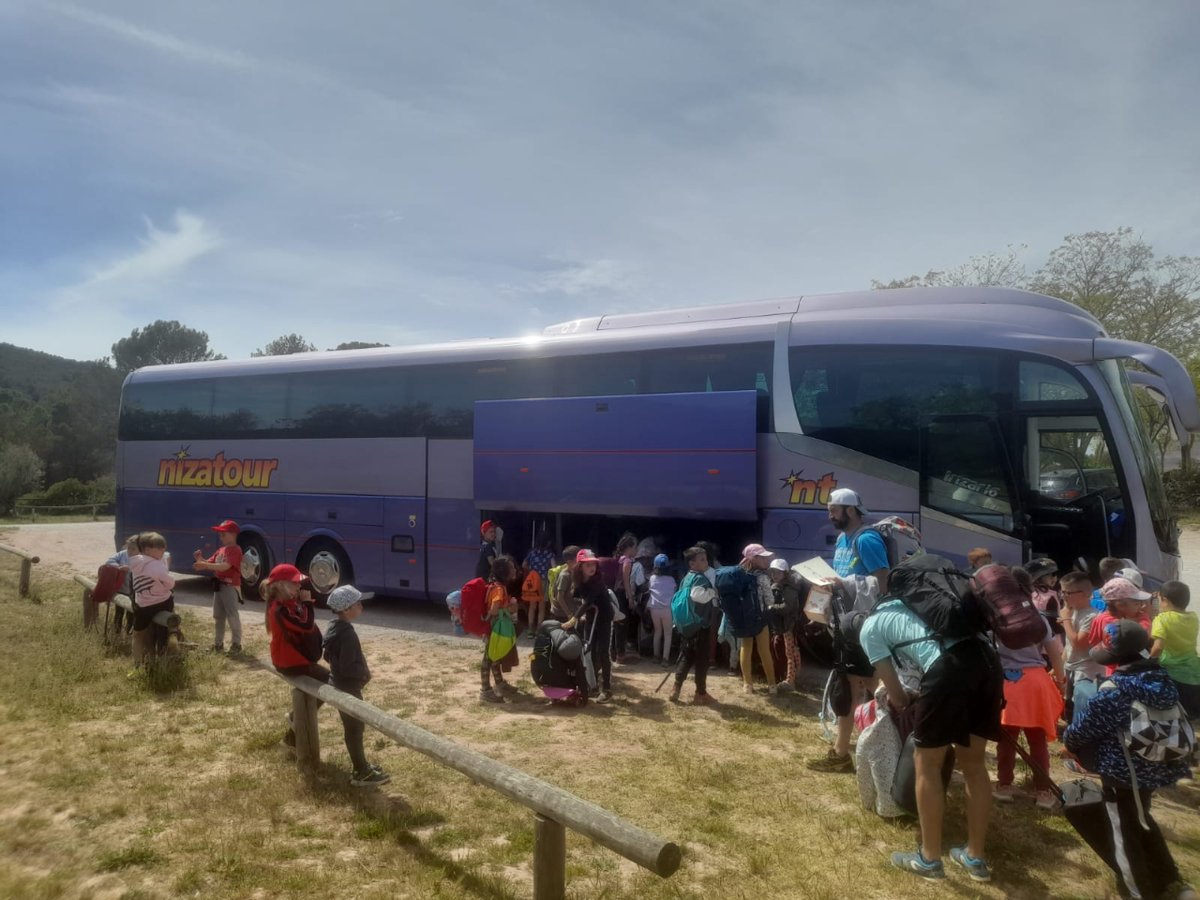 nizatoursl's tweet image. Continuem amb les colònies, aquestes que tantes alegries donen als nens i nenes... i a nosaltres també!!! Can Rigol a Begues, colònies i Granja Escola. #excursionesescolares