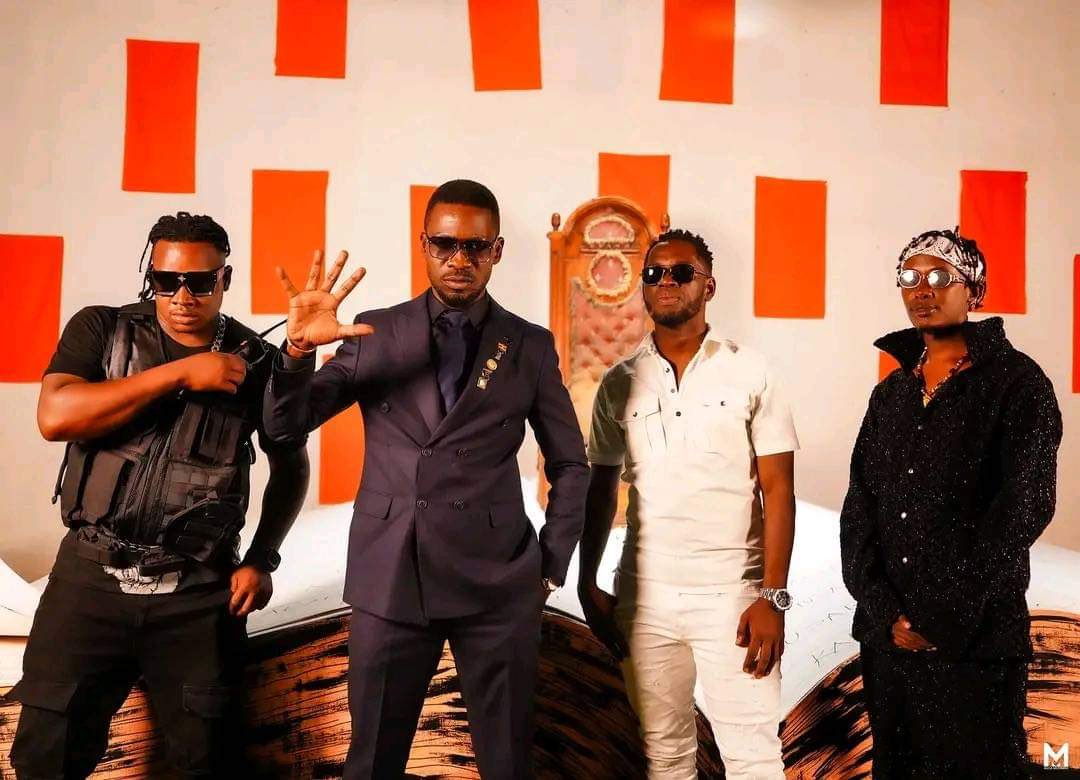 #NowPlaying

Labisa- <a href="/HEBobiwine/">BOBI WINE</a> <a href="/FeffebussiMusic/">Feffe Bussi Music</a> <a href="/ZexBilangi/">Zex BilangiLangi</a> <a href="/NubianBukenAli/">Nubian Li</a> 

@djaydenno | #ZzinaMixAt10