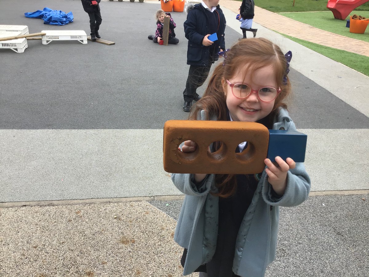easterside_a's tweet photo. Finding 2D and 3D shapes in the environment #EastersideEarlyYears #EastersideMaths #EastersideOutdoors #EastersideLOtC https://t.co/YYvaaNe1j2