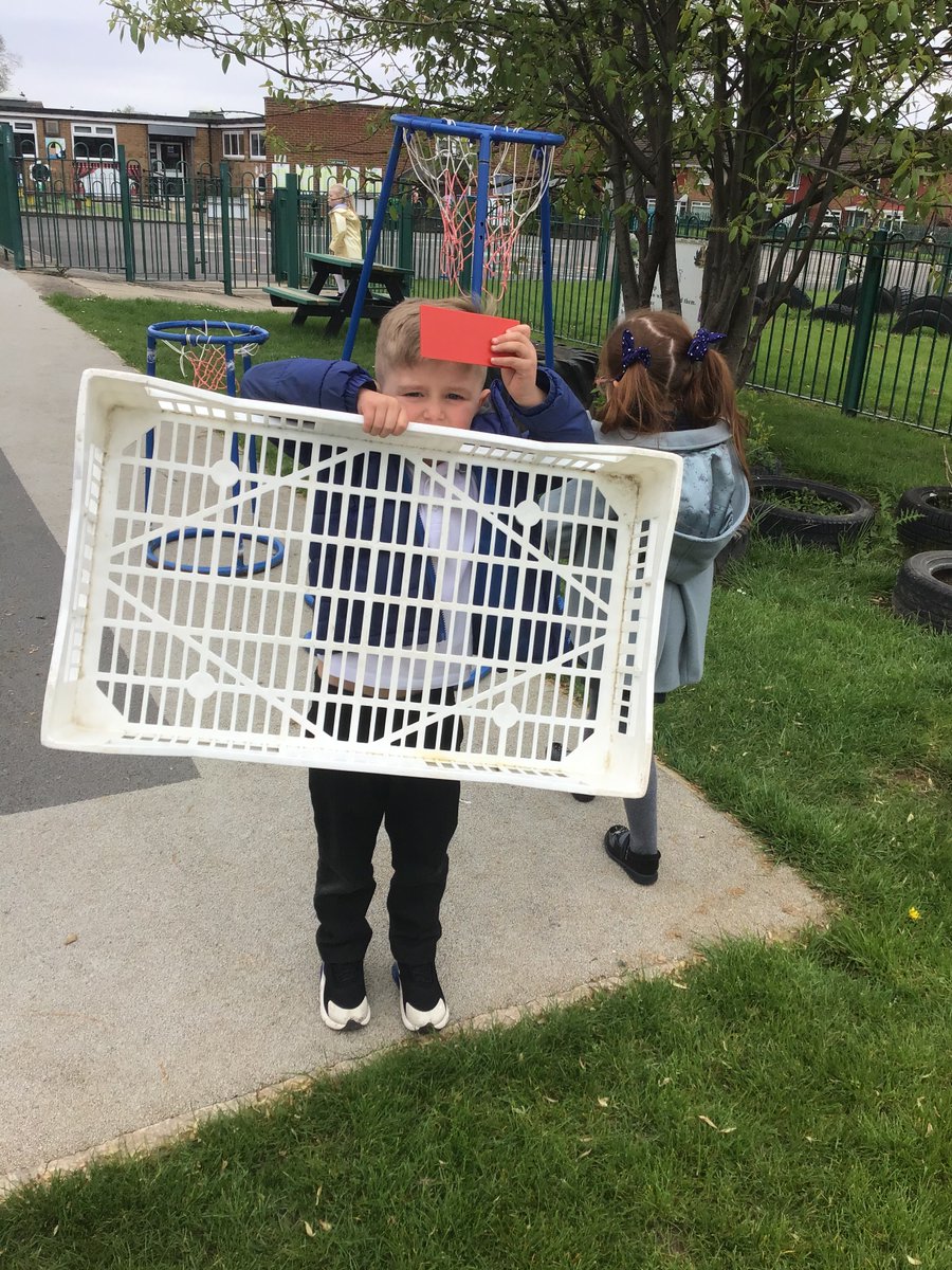 easterside_a's tweet photo. Finding 2D and 3D shapes in the environment #EastersideEarlyYears #EastersideMaths #EastersideOutdoors #EastersideLOtC https://t.co/YYvaaNe1j2