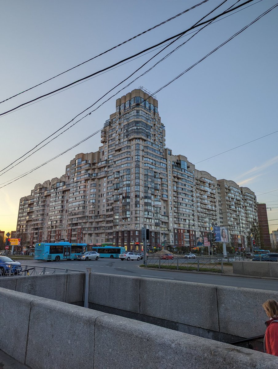 run_and_beer's tweet photo. У метро Беговая есть кошмарный дом. Он абсолютно уродлив. И в этом - совершенно прекрасен

Ты смотришь на него, пытаешься найти логику, понять мышление архитектора - и у тебя не выходит ничего

Потрясающе https://t.co/spANvgr0Ae