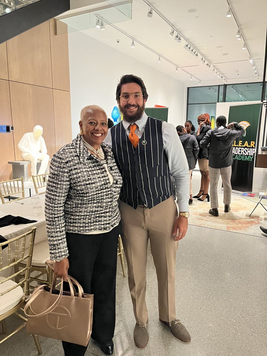 t_willy_88's tweet photo. I had the honor of getting to eat dinner with Dr.J with the Norfolk State Leadership Academy. It was an absolute pleasure. #behold #4db https://t.co/cOzV1KL4Fo