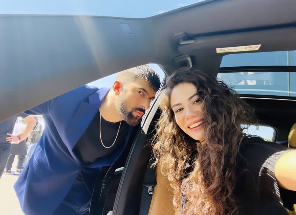 _Heru_Ra's tweet photo. #EnDem haciendo acto de presencia. 🥰✌🏼
PD: ese traje azul de Tahir. 😍
#EnginAkyürek #DemetÖzdemir
#AdımFarah https://t.co/cB17MZzYr1