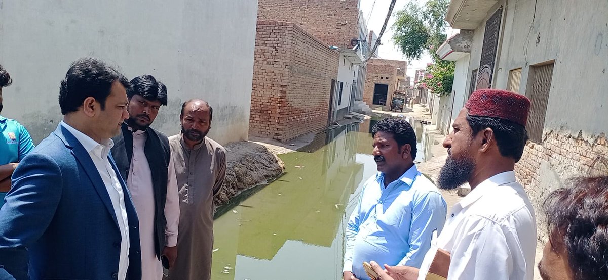 DCRYKhan's tweet photo. ایڈیشنل ڈپٹی کمشنر(ریونیو)، ایڈ منسٹریٹر بلدیہ احمد رضا بٹ نے سیوریج سے متاثرہ علاقوں جناح پارک اور کینال پارک کا دورہ کیا۔میونسپل افسران و عملہ کو اس صورتحال میں عوام کو فوری ریلیف دینے کے لئے بروقت اقدامات کرنے کی ہدایت دی۔
@CS_Punjab 
@ACSSouthPunjab 
@CommissionerBpr https://t.co/F15rpjFt4P