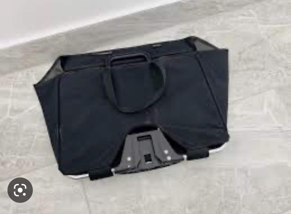 1morewine's tweet photo. Ayuda!! Bolsa/cesta de bicicleta marca BROMPTON perdida semana pasada en ciclovía Mapocho entre Costanera Center y Escrivá de Balaguer https://t.co/YHfNwOWSZG