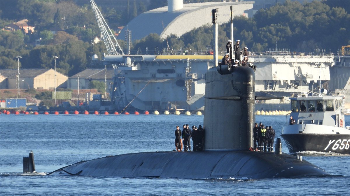 WarshipCam's tweet photo. French Navy Rubis-class nuclear-powered attack submarine FS Emeraude (S604) leaving Toulon, France - May 2, 2023 #s604 #fsemeraude
SRC: TW-@GGYSSELSSHIPS https://t.co/bRLKFU7GOI
