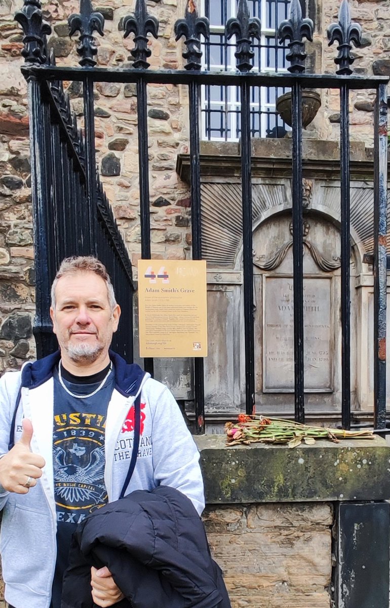 marce5150's tweet image. Visitando la tumba de Adam Smith. @JMilei viva la libertad!!!