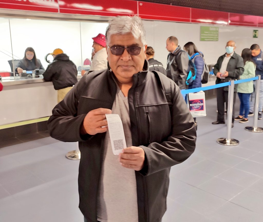 MetrodeQuito's tweet photo. #Hoy | hacemos historia. 🙌🏼
Wilson es nuestro usuario 'uno' en #ElLabrador. #Ahora adquiere su pase QR impreso en la taquilla. 🎟️
Felicidades y buen viaje a tu trabajo Wilson. 🚇
Nos encanta servirte.
#MetroTeConecta https://t.co/LADkmzJlYx