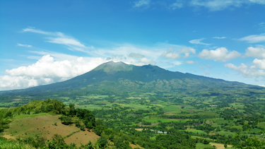 volcaholic1's tweet image. #Kanlaon #Volcano in the #Philippines is experiencing an increase in volcanic activity, including high levels of sulfur dioxide gas emissions, volcanic earthquakes, and ground deformation. This could indicate increased hydrothermal activity and the possibility of phreatic or