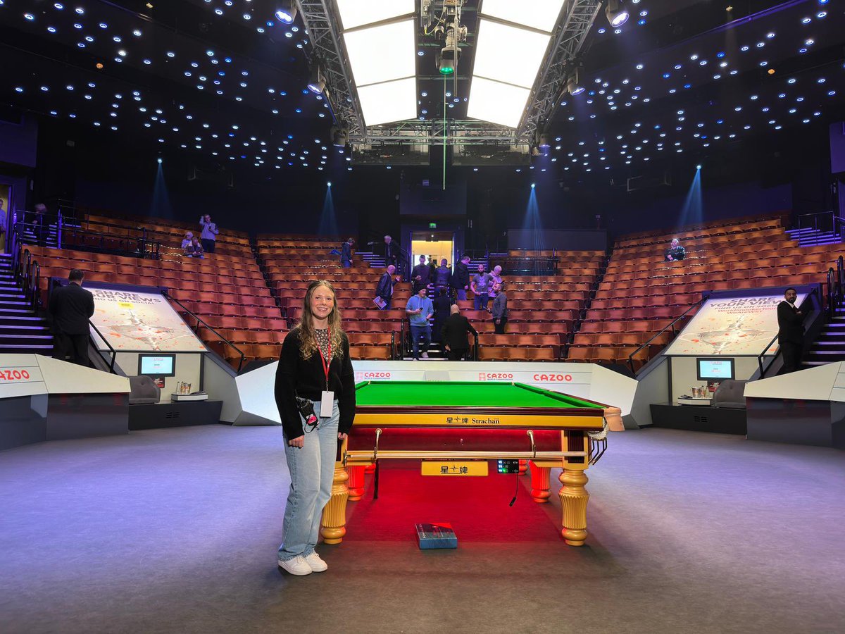 MetBroadcast's tweet photo. Our student @megsjoyce2000 has been working on the Snooker World Champs for @IMG &amp; @BBCSport 

Whilst there she got to work alongside our superstar graduate @swanabi who was the BBC’s reporter.

Love to see our grads hanging out with our current cohort at major sports events. https://t.co/mCz7384alK