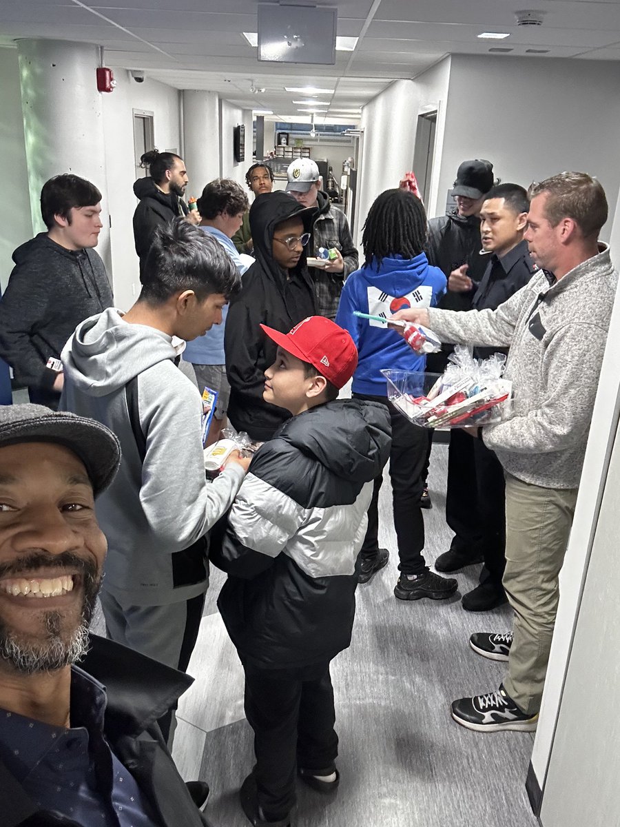Reid4Ward9's tweet photo. @CSWBPRP this squad of mighty men had their 5th Boys to Men meeting last night. I had a chance to recap the last 4 topics (Decision Making, Leadership, Resilience &amp; Gratitude) &amp; share my path to City Council. Community at its finest right here. Officer J and K 🔥☄️💯 https://t.co/rhuN6LY6Vz