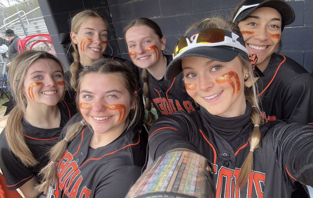 rylesoftball's tweet photo. It’s SENIOR Night for these six beautiful ladies 🧡🖤🥎🧡🖤🥎 @MattRShafer @SuptTurner @Linknky @RAIDERSPORTSNKY @GoddardJarret @RyleAthletics @RyleSportsMed @RyleSection 

🆚: SK
🏟️: Ryle HS 🥎 Field
⏰: 5pm (Senior Night) Game @5:30
🎟️: https://t.co/AQGgeVxkJ6 https://t.co/1INAYeCxHC
