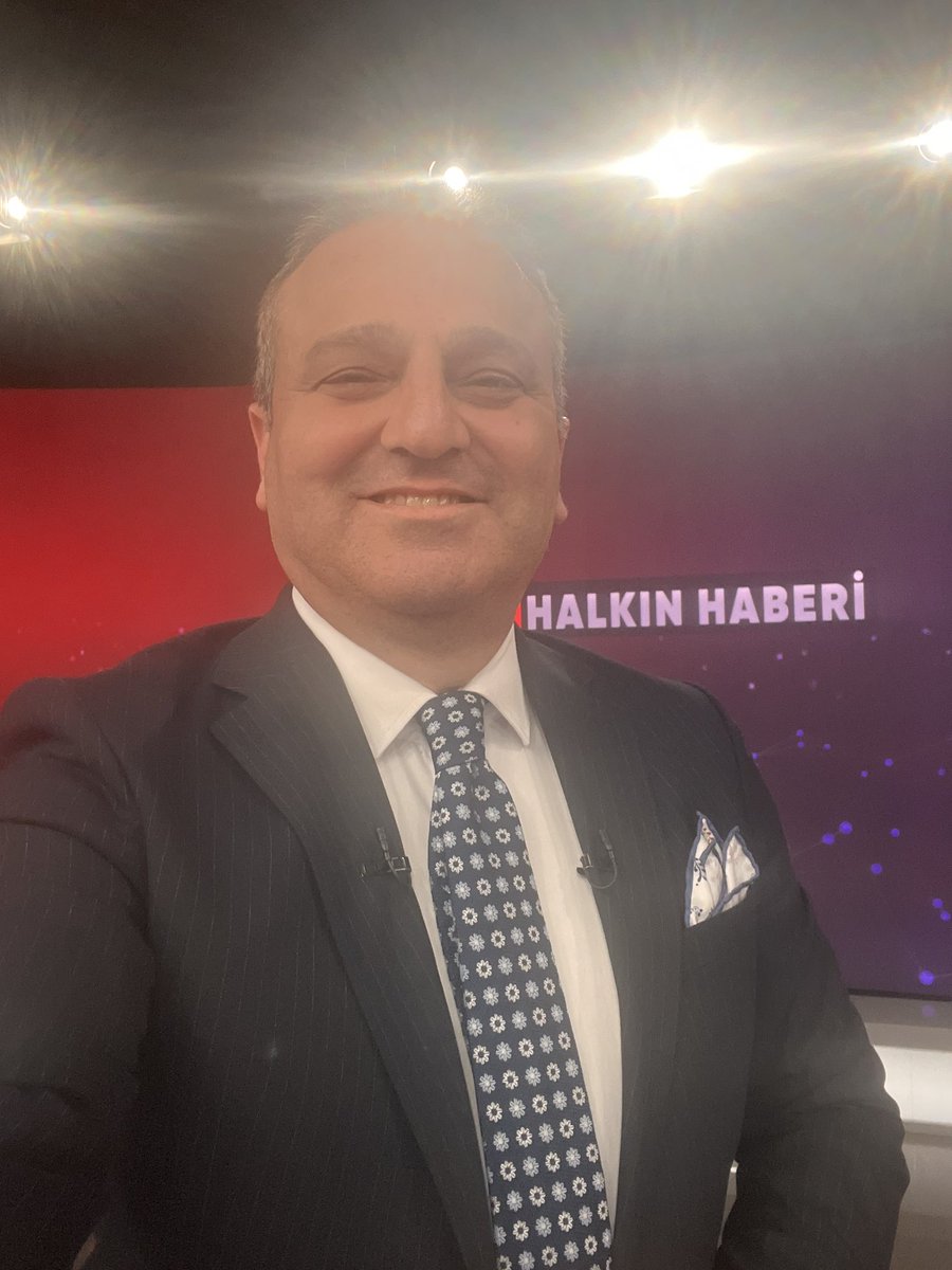 Hayat bir yolculuk…
Sürekli mutluluklar 
ya da mutsuzluklar yok;
değişken bir süreç…

Ama hakikat aşkı tek.
Bedeli ne olursa olsun,
doğruları söylemek zorundayız.
Hele “gazeteciyim” diyorsanız .

Vefalı günler diler,
insan tanımadığına düşman olur derim😔