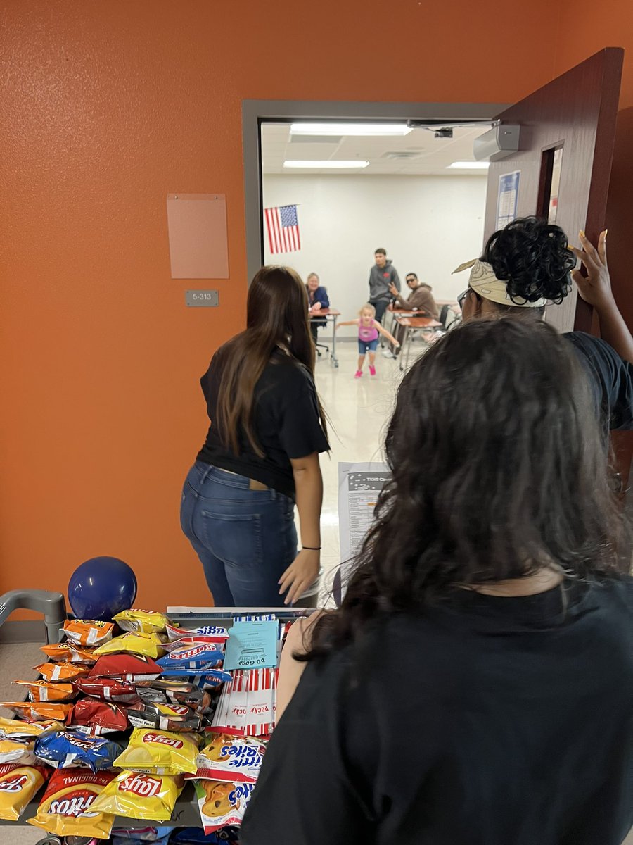 tkhstigers's tweet photo. Teacher Appreciation Week continues w/ goodies delivered to our teachers courtesy of our AVID program. @Osceolaschools @PaceDebra @TohoAVID @sdocavid https://t.co/OEXhlern58