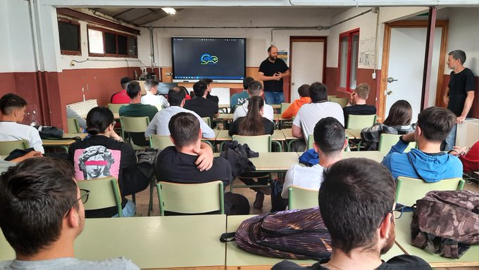 D. Emilio Miñán, director gerente de <a href="/TalleresARG/">Talleres ARG</a>  visitó nuestro instituto para dar una interesante conferencia sobre el vehículo eléctrico. Sus indicaciones se centraron en los aspectos técnicos más relevantes de los vehículos de Tesla. Gracias a D. Emilio por la su amabilidad.