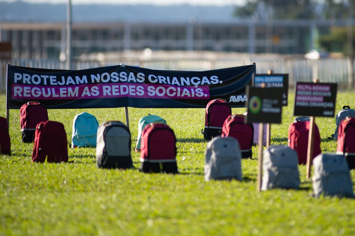 AGORA: 35 mochilas foram colocadas em frente ao congresso para lembrar as 35 crianças assassinadas em escolas nos últimos 10 anos. Precisamos frear a disseminação mentiras e discurso de ódio nas redes sociais. PL 2630 já!