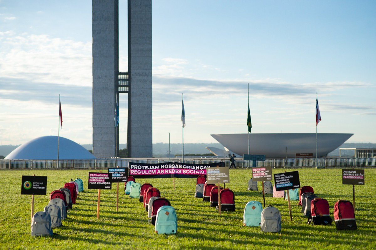 choquei's tweet photo. 🚨AGORA: 35 mochilas vazias para lembrar as 35 crianças assassinadas em escolas nos últimos 10 anos foram colocadas em frente ao congresso, onde se vota hoje o PL das Fake News (PL 2630). https://t.co/SNiFTFjGDD