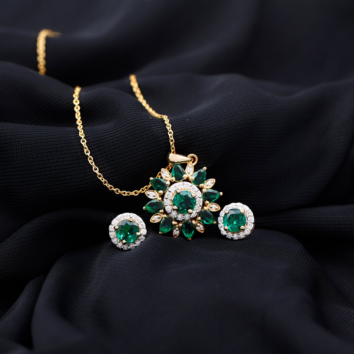 amazon.com/dp/B09939XHVM 

#ring #lab #emerald #newideas #jewelryinspiration #preciousstones #emeralds #moissanite #createdtocreate #ringoftheday