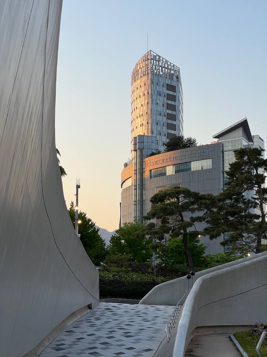 We have landed in Seoul! This week we are installing our <a href="/UZH_Science/">UZH Science</a> video installation <a href="/seoul_ddp/">동대문역사문화공원</a> as part of the exhibition TRAVEL ACROSS BOUNDARIES at Swiss-Korean Innovation Week 2023 in celebration of the 60th anniversary of diplomatic relations between🇨🇭&amp;🇰🇷 #swisskorea60